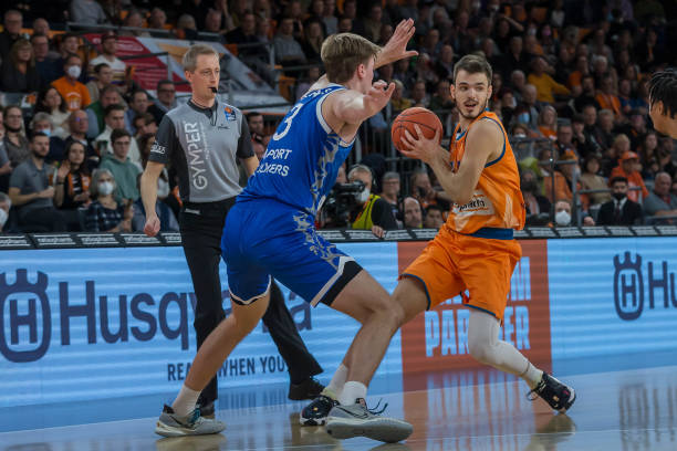 员和足协间 员和足协间